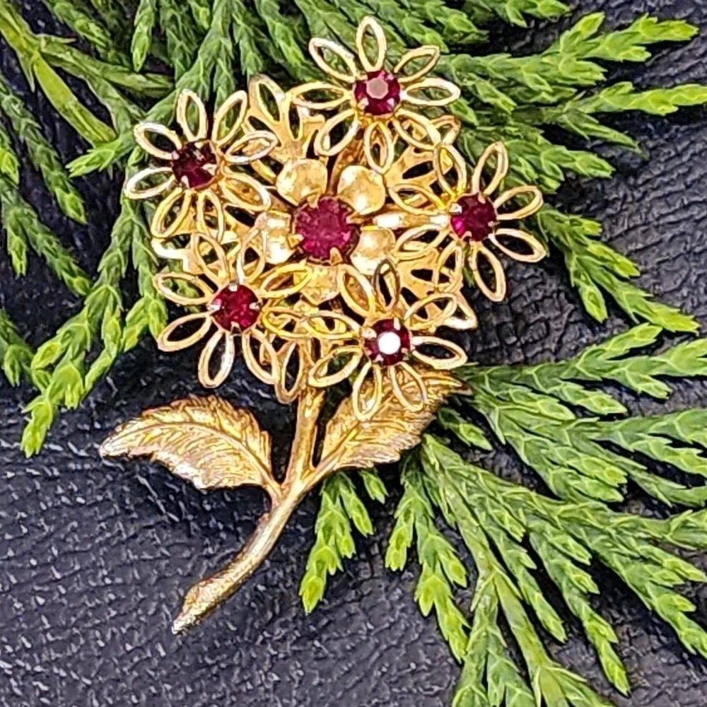 Vtg Estate Brooch Scrolled Brass Filigree Red Rhinestone Oval Floral 2.25